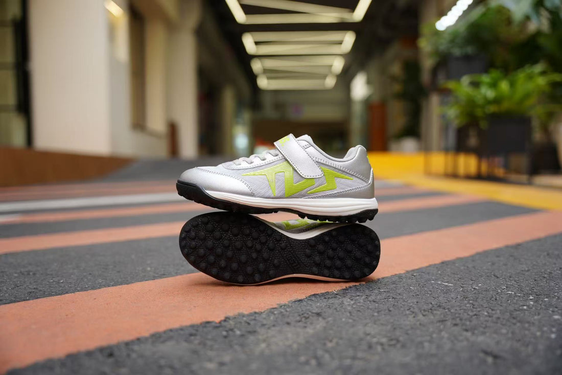 TLSSが初の子供向けサッカースパイクを発売